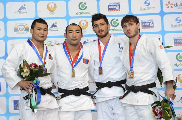 Gold medallist Nyam Ochir Sainjargal of Mongolia (2nd,L), his compatriot silver medallist Tsagaanbaatar Khashbaatar(1st, L) pose for photos during the award ceremony for Men s -73KG match at Tashkent 2014 Judo Grand Prix in Tashkent, Uzbekistan, on Oct. 17, 2014. ) (SP)UZBEKISTAN-TASHKENT-JUDO GRAND PRIX Sadat 