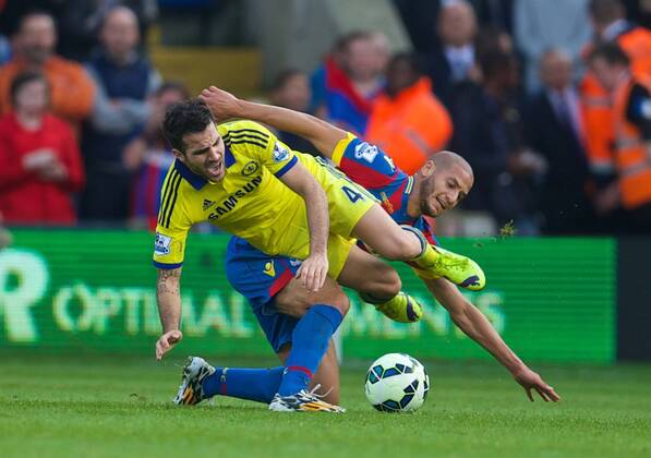 PROPAGANDA20141019 Football - soccer: Barclays Premier League, Crystal Palace FC - Chelsea FC, Chelsea s Cesc Fabregas in action against Crystal Palace s Adlene Guedioura during the Premier League match at Sehlhurst Park. (Hinweis: Verwendung nur in Deutschland, Österreich oder Schweiz - only Germany, Austria and Switzerland) xHOCHxZWEIx xPropagandax