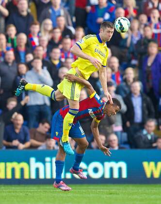 PROPAGANDA20141019 Football - soccer: Barclays Premier League, Crystal Palace FC - Chelsea FC, Chelsea s Gary Cahill in action against Crystal Palace s Wilfried Zaha during the Premier League match at Sehlhurst Park. (Hinweis: Verwendung nur in Deutschland, Österreich oder Schweiz - only Germany, Austria and Switzerland) xHOCHxZWEIx xPropagandax