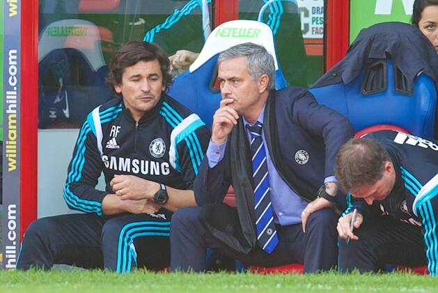 PROPAGANDA20141019 Football - soccer: Barclays Premier League, Crystal Palace FC - Chelsea FC, Chelsea s manager Jose Mourinho on the bench during the Premier League match against Crystal Palace at Sehlhurst Park. (Hinweis: Verwendung nur in Deutschland, Österreich oder Schweiz - only Germany, Austria and Switzerland) xHOCHxZWEIx xPropagandax