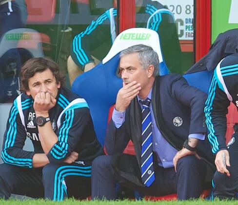 PROPAGANDA20141019 Football - soccer: Barclays Premier League, Crystal Palace FC - Chelsea FC, Chelsea s manager Jose Mourinho on the bench during the Premier League match against Crystal Palace at Sehlhurst Park. (Hinweis: Verwendung nur in Deutschland, Österreich oder Schweiz - only Germany, Austria and Switzerland) xHOCHxZWEIx xPropagandax