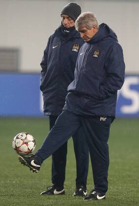 MOSCOW REGION, RUSSIA. OCTOBER 20, 2014. FC Manchester City manager Manuel Pellegrini (R) at a training session ahead of the upcoming UEFA Champions League group stage football match against CSKA Moscow at Arena Khimki Stadium. The game is to be played behind closed doors as CSKA have been punished for their fans poor behavior. Artyom Korotayev TASS  RE1525F8