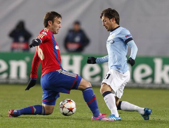 MOSCOW REGION, RUSSIA. OCTOBER 21, 2014. CSKA s Bibras Natkho (L) and Manchester City s David Silva fight for the ball in their 2014 15 Season UEFA Champions League Group E Round 3 football match at Arena Khimki Stadium. The game is played behind closed doors as CSKA have been punished for their fans poor behavior. Mikhail Japaridze TASS  Aufmacher premiumd 20143660