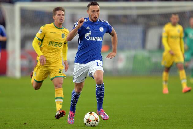 FC Schalke 04 vs. Sporting Lissabon --- Fussball --- Champions League --- 21.10.2014 Marco Höger, Hoeger (Schalke), rechts, Zweikampf gegen Adrien Silva (Sporting Lissabon), Freisteller, Aktion