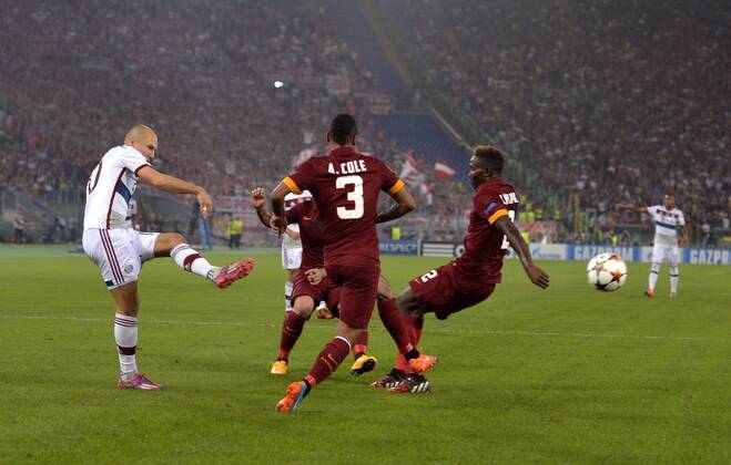 21.10.2014, Fussball Champions League 2014 2015, Vorrunde, 3.Spieltag, AS Rom - FC Bayern München, im Olympiastadion Rom (Italien). Arjen Robben (li, Bayern München) erzielt hier das Tor zum 1:0 aus spitzem Winkel, Ashley Cole (AS Rom) kann nur zuschauen. 