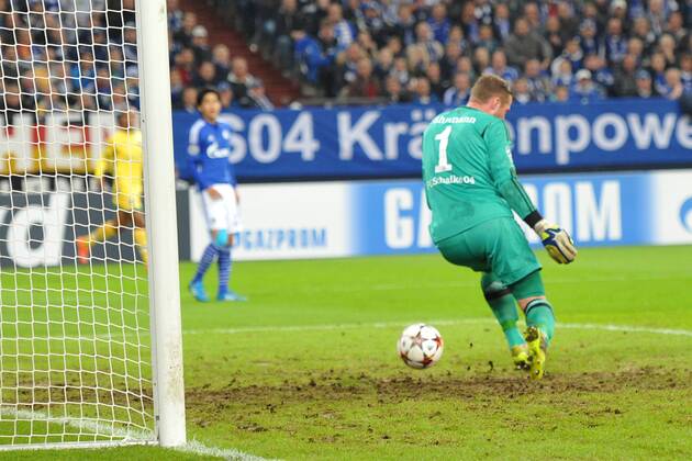 Fußball Champions League Gruppenphase Schalke 04 - Sporting Lissabon am 21.10.2014 in der Veltins Arena in Gelsenkirchen Torschuss zum 0:1 durch Nani ( Lissabon ) - Ralf Fährmann ( Schalke ) ist geschlagen