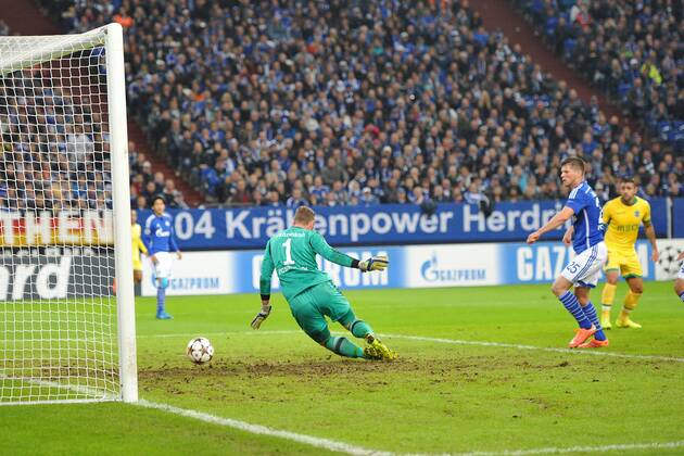 Fußball Champions League Gruppenphase Schalke 04 - Sporting Lissabon am 21.10.2014 in der Veltins Arena in Gelsenkirchen Torschuss zum 0:1 durch Nani ( Lissabon ) - Ralf Fährmann ( Schalke ) ist geschlagen