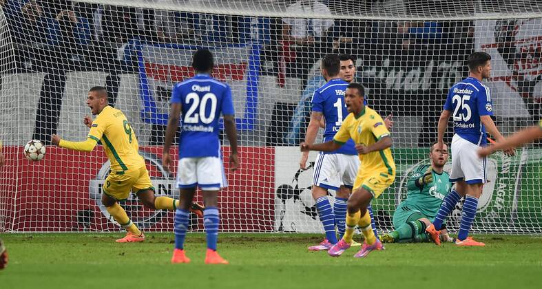 21.10.2014, Fussball, Saison 2014 15, UEFA Champions League, Vorrunde, FC Schalke 04 - Sporting Lissabon Nani (Sporting Lissabon), 3. v.re., erzielt das Tor zum 0:1, v.re., Klaas-Jan Huntelaar (Schalke 04), Torwart Ralf Fährmann (Schalke 04)