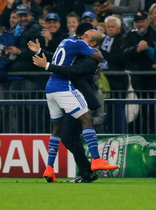 Fussball, UEFA Champions League, Herren, Saison 2014 2015, Gruppe G, 3. Spieltag, VELTINS Arena Gelsenkirchen: FC Schalke 04, S04 (blau) - Sporting Lissabon (gelb); Jubel Chinedu Obasi (S04) nach seinem Tor zum 1:1 Ausgleich, zusammen mit Trainer Roberto Di Matteo (S04). Jubel, Freude, Aktion.
