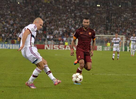 21.10.2014, Fussball Champions League 2014 2015, Vorrunde, 3.Spieltag, AS Rom - FC Bayern München, im Olympiastadion Rom (Italien). Arjen Robben (li, Bayern München) erzielt sein Tor zum 4:0. Ashley Cole (AS Rom) kann nur zuschauen. 