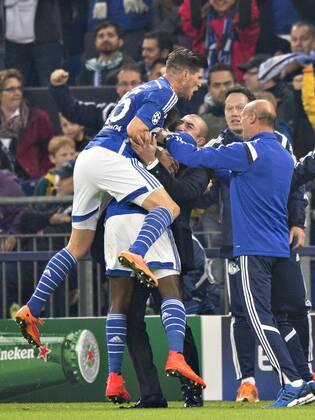 Gelsenkirchen, 21.10.2014, Veltins Arena, Fußball Torjubel: Chinedu Obasi (S04), Klaas Jan Huntelaar (S04), Trainer Roberto di Matteo (S04) FC Schalke 04 - Sporting Lissabon