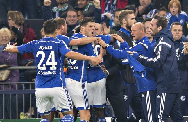 Gelsenkirchen, 21.10.2014, Veltins Arena, Fußball Torjubel um Chinedu Obasi, Kaan Ayhan (S04), Klaas Jan Huntelaar (S04), Trainer Roberto di Matteo (S04) FC Schalke 04 - Sporting Lissabon