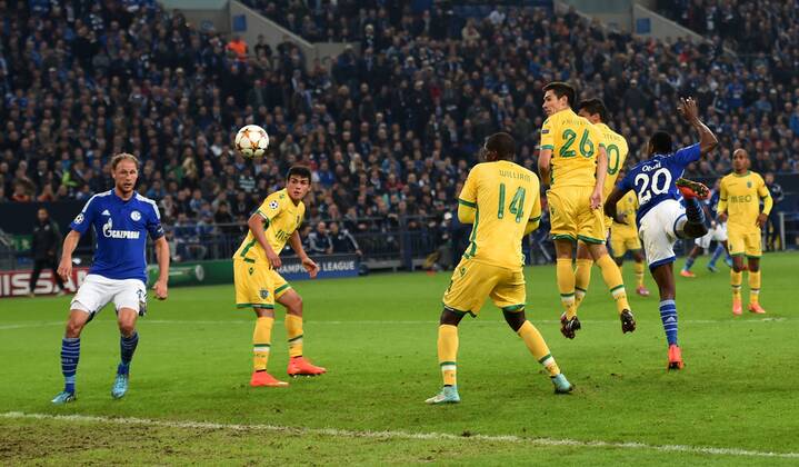 21.10.2014, Fussball, Saison 2014 15, UEFA Champions League, Vorrunde, FC Schalke 04 - Sporting Lissabon Chinedu Obasi (Schalke 04), re., erzielt mit diesem Kopfball das Tor zum 1:1, links Benedikt Hoewedes, Benedikt Höwedes (Schalke 04)