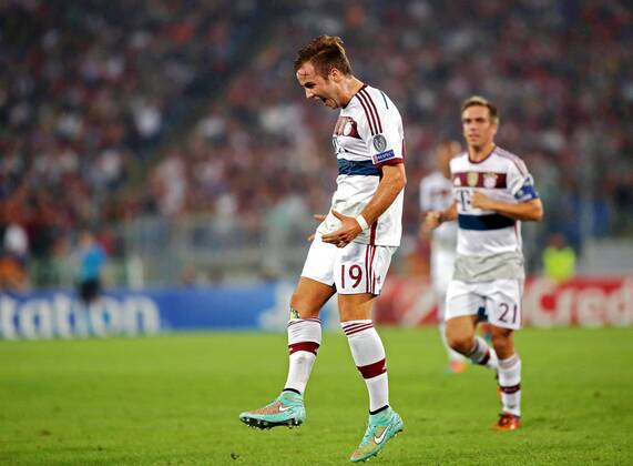 Mario Goetze (FC Bayern Muenchen) jubelt nach seinem Tor zum 2:0 fuer Bayern Muenchen, hinten Philipp Lahm (FC Bayern Muenchen) Bayern Munich football player Mario Goetze celebrates the second goal versus AS Roma, during a Champions League match for the Group E, at the Olimpic Stadium of Rom, today, 21 th. Octubre 2014., ep_cez