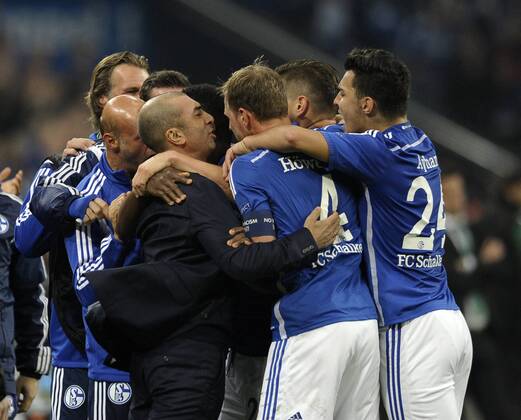Veltins- Arena Gelsenkirchen 21.10.2014, UEFA Fussball Champions League Saison 2014 15, Vorrunde 3. Spieltag, Schalke 04 (S04) - Sporting Lissabon ---- Trainer Roberto DI Matteo (S04, li.) herzt Chinedu Obasi (S04) und Klaas-Jan Huntelaar (S04), rechts Benedikt Höwedes (Hoewedes, S04) und Kaan Ayhan (S04)