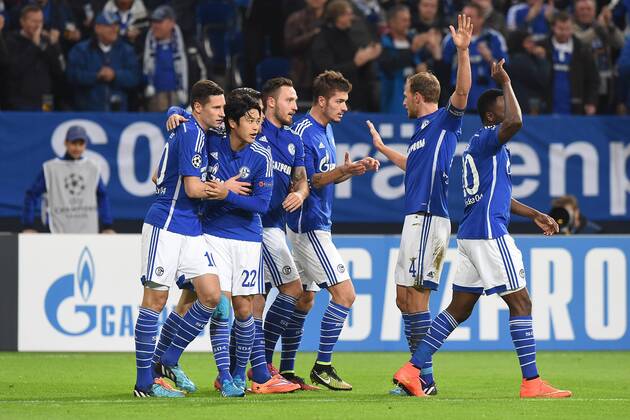 Fußball Champions League Gruppenphase FC Schalke 04 - Sporting Lissabon am 21.10.2014 in der Veltins Arena in Gelsenkirchen Torjubel zum 2:1 mit Julian Draxler, Atsuto Uchida, Marco Höger, Roman Neustädter und Benedikt Höwedes (v.li.).