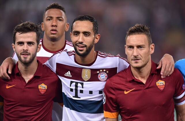 FUSSBALL CHAMPIONS LEAGUE SAISON 2014 2015 Vorrunde AS Rom - FC Bayern München 21.10.2014 Miralem Pjanic (li) und Francesco Totti (re, beide AS Rom) mit Mehdi Benatia (Mitte, FC Bayern München) 