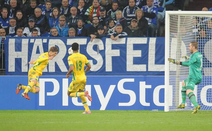 21.10.2014, xFUx, Fussball Champions League, FC Schalke 04 - Sporting Lissabon, v.l. Adrien Silva (Sporting Lissabon), Andre Carrillo (Sporting Lissabon), Ralf Fährmann (FC Schalke 04) Goal scored, Tor zum 3:3