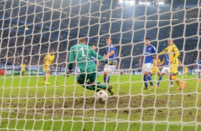 21.10.2014, xFUx, Fussball Champions League, FC Schalke 04 - Sporting Lissabon, v.l. Ralf Fährmann (FC Schalke 04) Goal scored, Tor zum 0:1