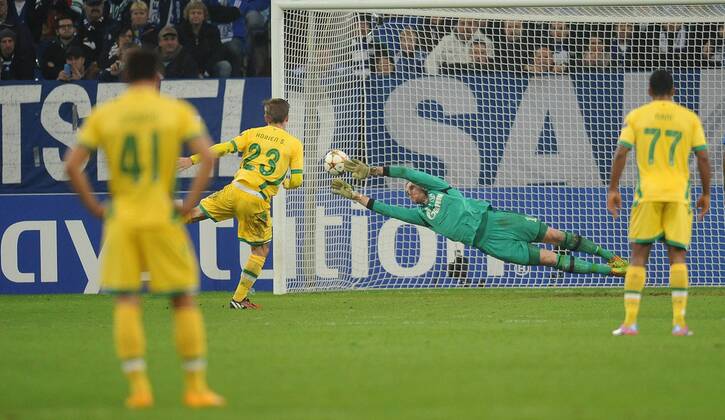 21.10.2014, xFUx, Fussball Champions League, FC Schalke 04 - Sporting Lissabon, v.l. Adrien Silva (Sporting Lissabon), Ralf Fährmann (FC Schalke 04) Goal scored, Tor zum 3:2