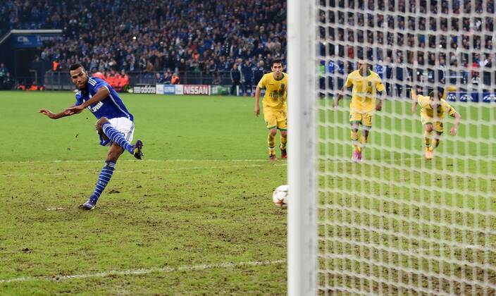 21.10.2014, Fussball, Saison 2014 15, UEFA Champions League, Vorrunde, FC Schalke 04 - Sporting Lissabon Eric Maxim Choupo Moting, Eric Maxim Choupo-Moting (FC Schalke 04), li., verwandelt den Elfmeter zum 4:3 Siegtreffer