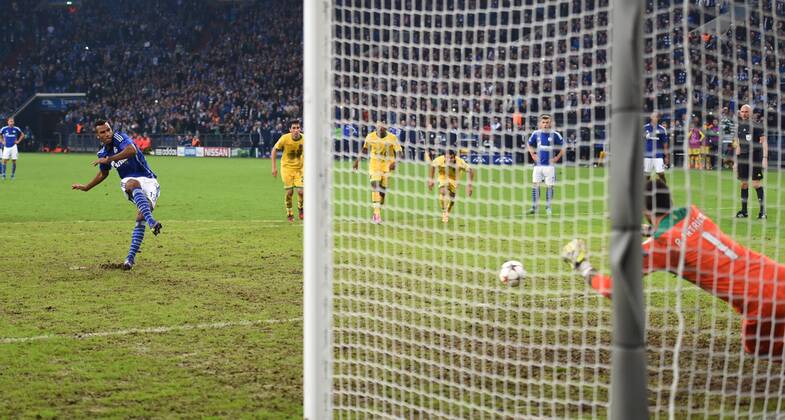 21.10.2014, Fussball, Saison 2014 15, UEFA Champions League, Vorrunde, FC Schalke 04 - Sporting Lissabon Eric Maxim Choupo Moting, Eric Maxim Choupo-Moting (FC Schalke 04), li., verwandelt den Elfmeter zum 4:3 Siegtreffer