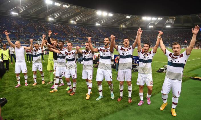 FUSSBALL CHAMPIONS LEAGUE SAISON 2014 2015 Vorrunde AS Rom - FC Bayern München 21.10.2014 Schlussjubel FC Bayern München; Arjen Robben, Rafinha, Torwart Manuel Neuer, Thomas Mueller, David Alaba, Philipp Lahm, Franck Ribery, Mehdi Benatia, Xabi Alonso, Juan Bernat und Xherdan Shaqiri (v.li.) 
