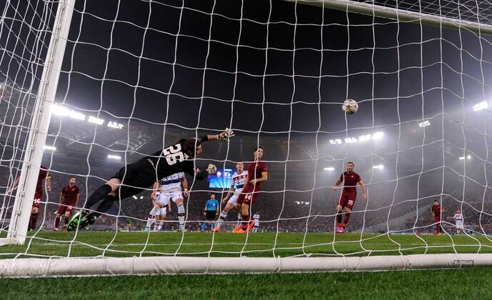 FUSSBALL CHAMPIONS LEAGUE SAISON 2014 2015 Vorrunde AS Rom - FC Bayern Muenchen 21.10.2014 Arjen Robben (verdeckt, FC Bayern Muenchen) erzielt das Tor zum 0:1. Torwart Morgande Sanctis (AS Rom) ist geschlagen 