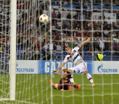 21.10.2014, Fussball Champions League 2014 2015, Vorrunde, 3.Spieltag, AS Rom - FC Bayern München, im Olympiastadion Rom (Italien). Torschuss zum 7:1 von Xherdan Shaqiri (re, Bayern München) gegen Konstantinos Manolas (AS Rom). 