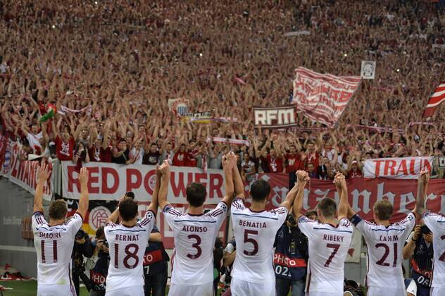 21.10.2014, Fussball Champions League 2014 2015, Vorrunde, 3.Spieltag, AS Rom - FC Bayern München, im Olympiastadion Rom (Italien). Schlussjubel der Bayernspieler bei den Fans, v.l.: Xherdan Shaqiri, Juan Bernat, Xabi Alonso, Medhi Benatia, Franck Ribery, Philipp Lahm.