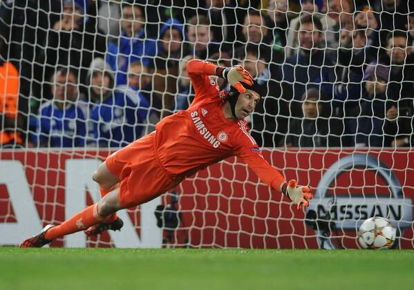 Football - 2014 2015 Champions League - Group G: Chelsea vs. Maribor Chelsea s Petr Cech watches their penalty go wide at Stamford Bridge. COLORSPORT ANDREW COWIE