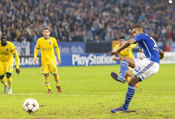 Eric Maxim Choupo-Moting (Schalke) verwandelt den Elfmeter 21.10.2014, Gelsenkirchen, FC Schalke 04 vs. Sporting Clube de Portugal