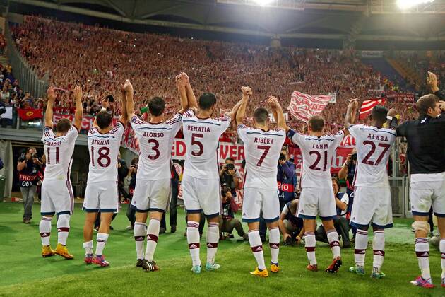 Die Mannschaft von Bayern München feiert den grandiosen 7:1 Sieg bei den Fans. vl. Xherdan Shaqiri (FC Bayern München), Juan Bernat (FC Bayern München), Xabi Alonso (FC Bayern München), Mehdi Benatia FC Bayern München), Franck Ribery (FC Bayern München), Philipp Lahm (FC Bayern München) und David Alaba (FC Bayern München) Bayern Munich football celebrates with its fans after defeat 7-1, , during a match of the Champions League for the Group E, at the Olimpic Stadium of Rom, today, 21 th. Octubre 2014. , ep_cez