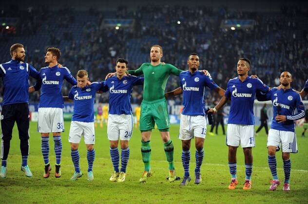 Championsleague: FC Schalke 04 21.10.2014. Schlußjubel der Schalker vor dem Fanblock. HM