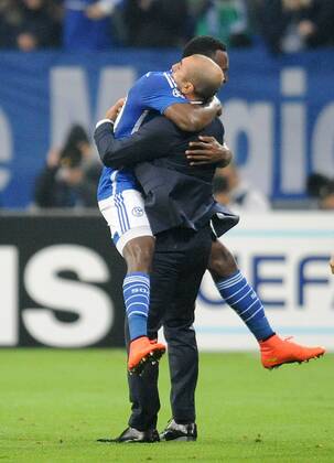 21.10.2014, xFUx, Fussball Champions League, FC Schalke 04 , v.l. Trainer Roberto di Matteo (FC Schalke 04), Kaan Ayhan (FC Schalke 04) Torjubel, Goal celebration, celebrate the goal zum 1:1
