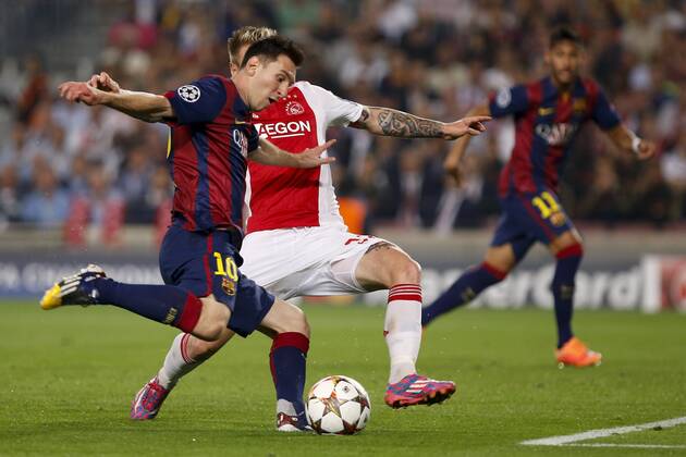 BARCELONA, Oct. 21, 2014 -- Barcelona s Lionel Messi (L) vies for the ball during the UEFA Champions League football match against Ajax Amsterdam in Barcelona, Spain, Oct. 21, 2014. Barcelona won 3-1. ) (SP)SPAIN-BARCELONA-UEFA-AJAX PauxBarrena 