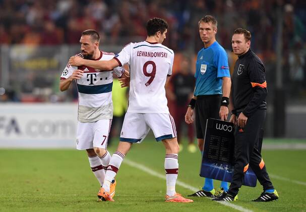 FUSSBALL CHAMPIONS LEAGUE SAISON 2014 2015 Vorrunde AS Rom - FC Bayern München 21.10.2014 Wechsel: Franck Ribery (li) tauscht den Bankplatz mit Robert Lewandowski (re, beide FC Bayern München) 