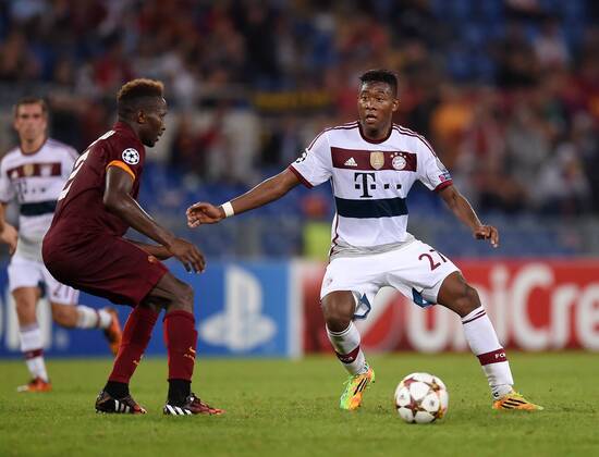 FUSSBALL CHAMPIONS LEAGUE SAISON 2014 2015 Vorrunde AS Rom - FC Bayern München 21.10.2014 David Alaba (re, FC Bayern München) gegen Mapou Yanga-Mbiwa (AS Rom) 