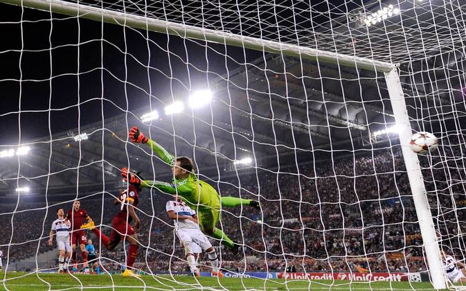FUSSBALL CHAMPIONS LEAGUE SAISON 2014 2015 Vorrunde AS Rom - FC Bayern München 21.10.2014 Tor zum 1-5 Anschlusstreffer durch Gervinho (Mitte hinten, AS Rom) gegen Torwart Manuel Neuer (Mitte vorn, FC Bayern München) 