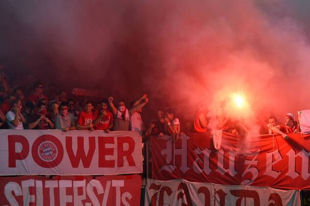 FUSSBALL CHAMPIONS LEAGUE SAISON 2014 2015 Vorrunde - FC Bayern München 21.10.2014 FC Bayern Fans mit Pyro und Rauchbomben im Gaestefanblock der Olympiastadion von Rom 