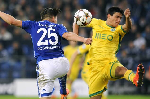 Fussball, UEFA Champions League, Herren, Saison 2014 2015, Gruppe G, 3. Spieltag, VELTINS Arena Gelsenkirchen: FC Schalke 04, S04 (blau) - Sporting Lissabon (gelb) 4:3; Das entscheidende Handspiel zum Elfmeter, von Jonathan Silva (Sporting) gegen Klaas-Jan Huntelaar (S04), Aktion.