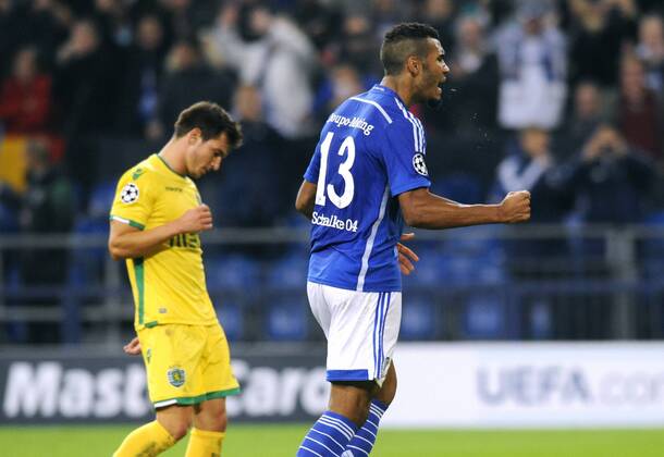 Fussball, UEFA Champions League, Herren, Saison 2014 2015, Gruppe G, 3. Spieltag, VELTINS Arena Gelsenkirchen: FC Schalke 04, S04 (blau) - Sporting Lissabon (gelb) 4:3; Jubel Eric Maxim Choupo-Moting (S04) nach seinem entscheidenden Elfmeter-Tor zum 4:3 Endstand. Jubel, Freude, Aktion.