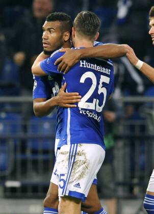 Fussball, UEFA Champions League, Herren, Saison 2014 2015, Gruppe G, 3. Spieltag, VELTINS Arena Gelsenkirchen: FC Schalke 04, S04 (blau) - Sporting Lissabon (gelb) 4:3; Jubel Eric Maxim Choupo-Moting (S04) nach seinem entscheidenden Elfmeter-Tor zum 4:3 Endstand, zusammen mit Klaas-Jan Huntelaar (S04). Jubel, Freude, Aktion.