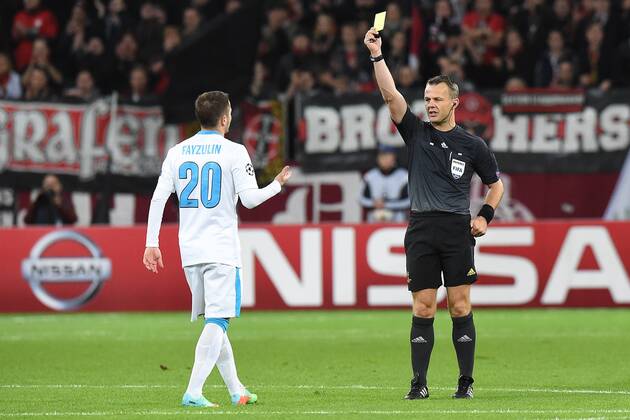 Fußball Champions League Gruppenphase Bayer Leverkusen - Zenit St. Petersburg am 22.10.2014 in der BayArena in Leverkusen FIFA-Schiedsrichter Björn Kuipers ( Niederlande ), rechts - zeigt Viktor Fayzulin ( St. Petersburg ), links die gelbe Karte