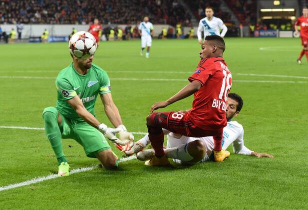 22.10.2014, Fussball, Saison 2014 15, UEFA Champions League, Vorrunde, Bayer 04 Leverkusen - Zenit St. Petersburg Wendell (Bayer 04 Leverkusen), re., scheitert an Torwart Yuri Lodygin (Zenit St. Petersburg)