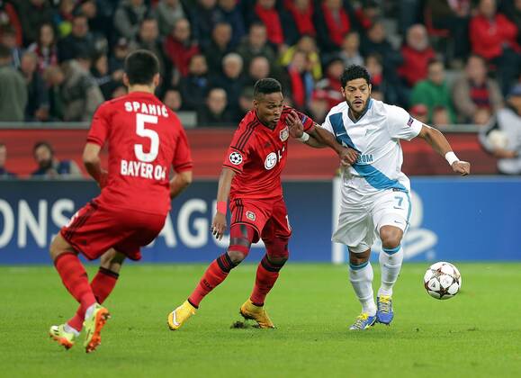 22.10.2014, xovx, Bayer Leverkusen - Zenit St.Petersburg, v.l. Emir Spahic (Bayer 04 Leverkusen), Wendell (Bayer 04 Leverkusen), Hulk (Zenit St. Petersburg), Aktion.