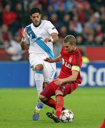 22.10.2014, xovx, Bayer Leverkusen - Zenit St.Petersburg, v.l. Hulk (Zenit St. Petersburg), Lars Bender (Bayer 04 Leverkusen), Aktion.