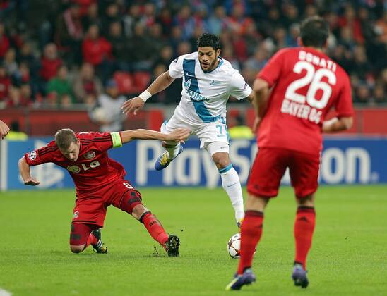 22.10.2014, xovx, Bayer Leverkusen - Zenit St.Petersburg, v.l. Lars Bender (Bayer 04 Leverkusen), Hulk (Zenit St. Petersburg), Giulio Donati (Bayer 04 Leverkusen), Aktion.
