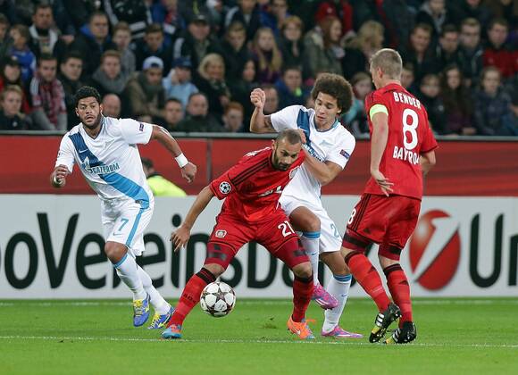 22.10.2014, xovx, Bayer Leverkusen - Zenit St.Petersburg, v.l. Hulk (Zenit St. Petersburg), Oemer Toprak (Bayer 04 Leverkusen), Axel Witsel (Zenit St. Petersburg), Lars Bender (Bayer 04 Leverkusen), Aktion.