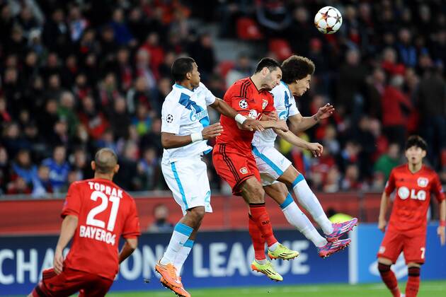 Fußball Champions League Gruppenphase 3.Spieltag Bayer Leverkusen - Zenit St. Petersburg am 22.10.2014 in der BayArena in Leverkusen Jose Rondon ( St. Petersburg ), links - Emir Spahic ( Leverkusen ), mitte - Axel Witsel ( St. Petersburg ), rechts